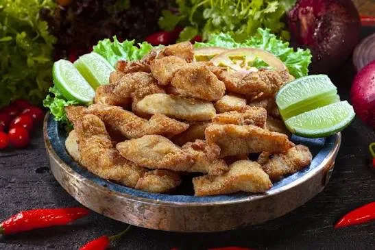 TILAPIA EMPANADA FRITA, COM MANDIOCA E MOLHO!